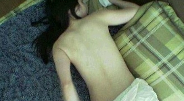 女子醉酒错上邻居小王床脱衣大睡 小王不敢侵犯
