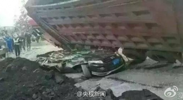 大货车侧翻 瞬间压扁越野车成“车饼” 2人当场死亡
