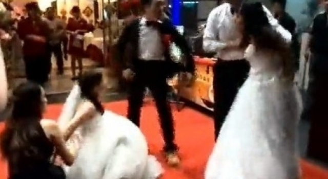 脚踏2条船惹的祸:两怀孕新娘争嫁90后渣男 上演狗血剧