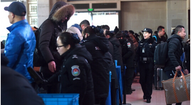 春运第一天:乘火车离京认识达40万 铁警送安全大礼包