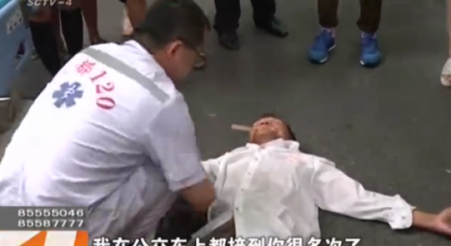 "影帝"碰瓷男子倒地抽搐 医生:别装了 都救你好多回了