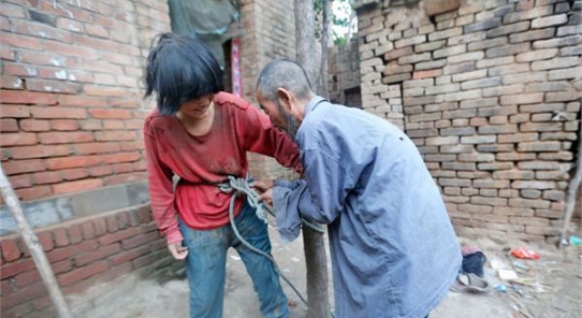 男子一万元卖掉智障妻子 妹妹帮忙拉皮条智障女沦为肉便器