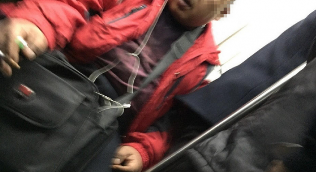 男子首都地铁抽烟:无视众人劝阻 任性一根接一根