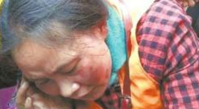 环卫工不小心把脏水溅到路人 遭母子3人拳打脚踢扇耳光