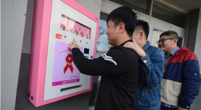 内蒙一大学首设安全套自助机引热议 众人只看不领