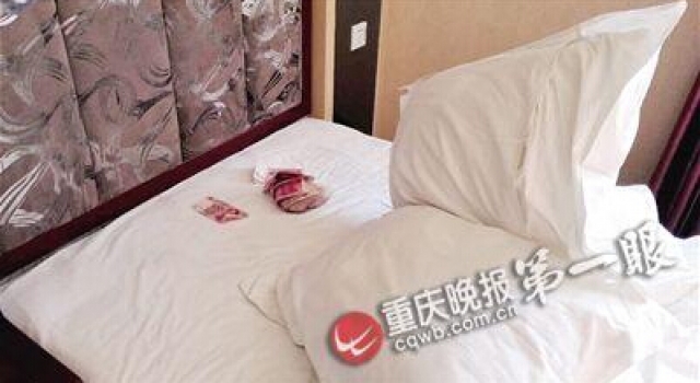 酒店枕头底下现万元现金 拾金不昧者投诉:肯定没换枕套
