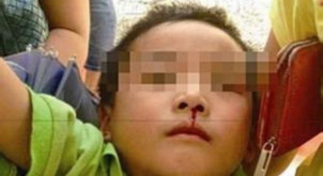 小学生上课传纸条:被老师扇到流鼻血 老师无视继续上课