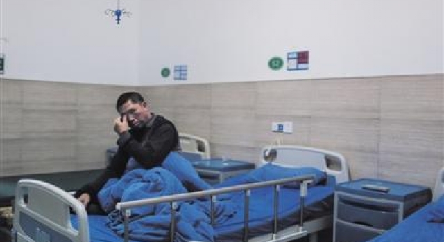 精神病患者被病友挖掉双眼 护士护工巡视数次未发现
