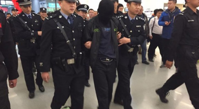 酒驾男30分钟两起事故 居然是潜逃24年杀人犯