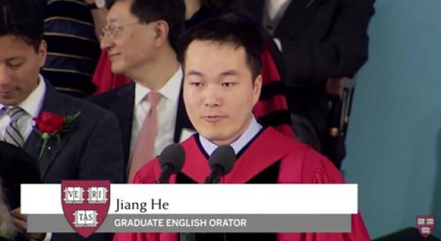 中国学生哈佛毕业演讲;曾用火疗治蜘蛛毒 教育改变人生