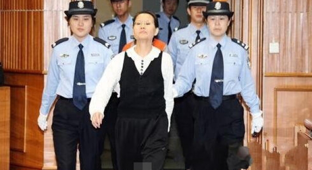 这表情真想扇一巴掌!盗窃季羡林文物女子判刑5年