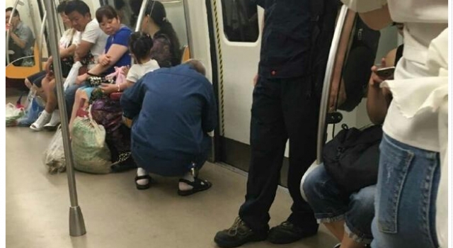 老汉抱孙女地铁当众撒尿 工作人员:屡禁不止很无奈