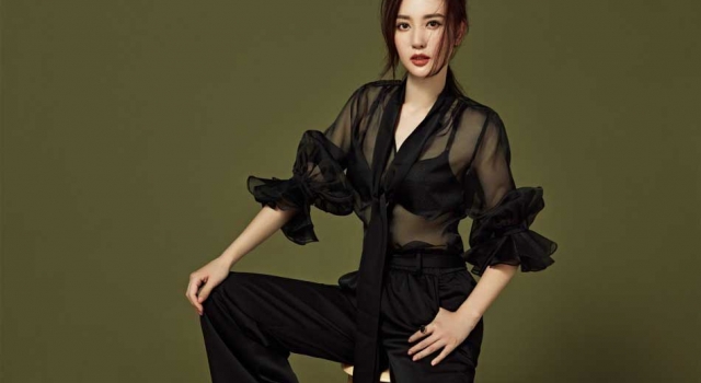 张萌最新性感写真曝光 优雅霸气尽显女王范儿