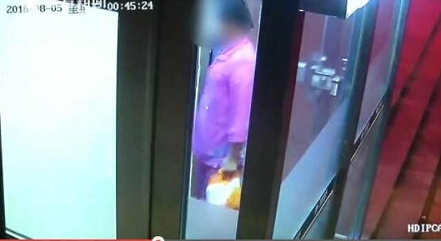 女子找不到工作怨天尤人 怒砸22台取款机损失50万