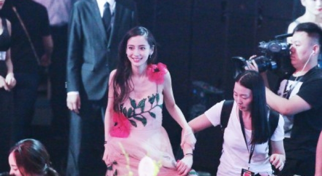 Baby怀孕了?黄晓明与baby参加晚宴光彩照人