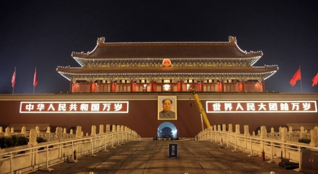 新旧交替!天安门城楼更换毛主席画像 耗时40分钟