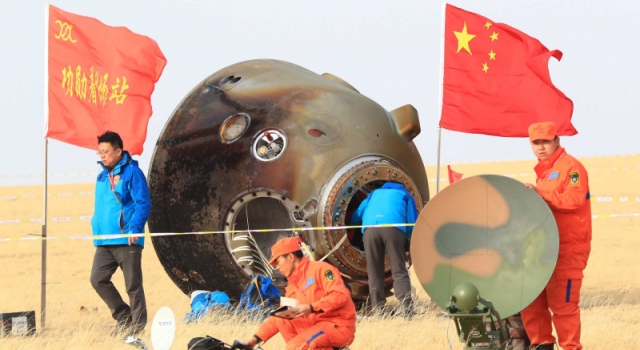神舟十一号成功着陆 景海鹏、陈冬状态很好飞天任务圆满完成