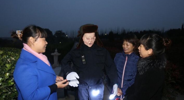 墓地安排机器人巡夜 女工作人员再也不害怕了超暖心