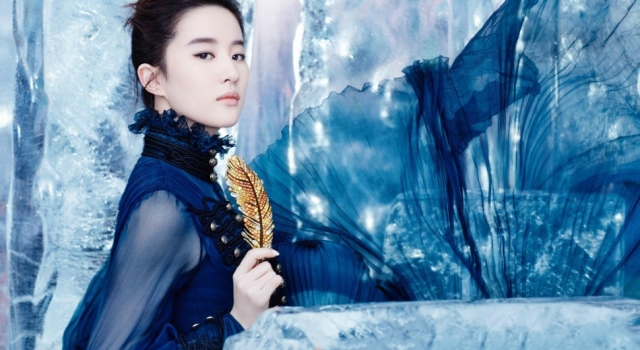刘亦菲置身冰雪世界 身段窈窕事业线吸睛