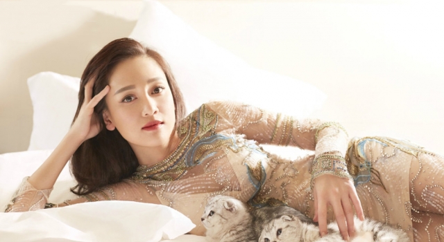 陈乔恩时尚芭莎写真变美娇娘 着金色透视裙事业线抢镜