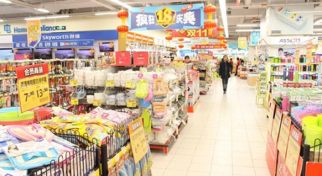 把段子活成了现实 沈阳一女子在乐天超市直播毁坏商品