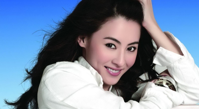 张柏芝带儿子Lucas冲浪 手拉手享受亲子时光