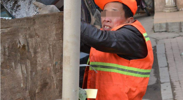 七旬保洁员上午举报路边有人烧垃圾 下午被辞退