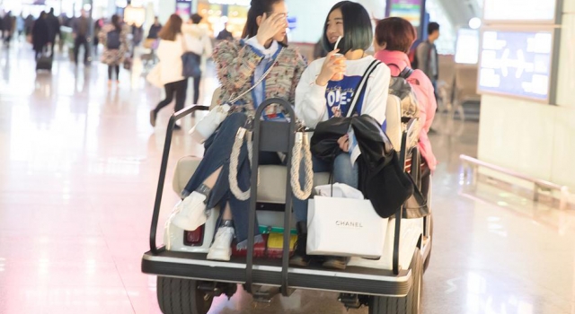 刘诗诗阔腿长裤显腿短 幸有高颜值拯救