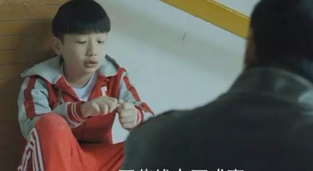 小学惊现成人式腐败:零食换一道杠 权利用来互相伤害