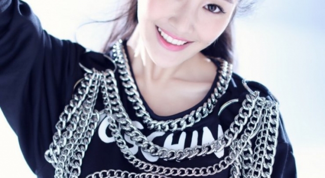李纯时尚写真笑容清新甜美 活力十足