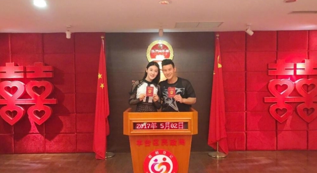 小兵张嘎谢孟伟登记结婚 抱得美人归