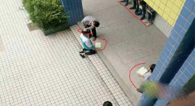 中学教师当众施暴 学生列队下跪被电线抽打