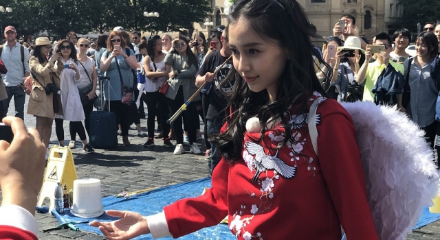 辣妈Baby现身布拉格街头 化身天使娇俏可爱