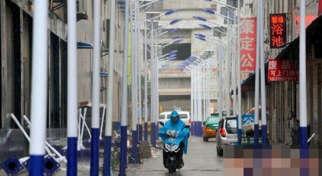 史上最密集的路灯 陕西一道路44根路灯仅2.2米