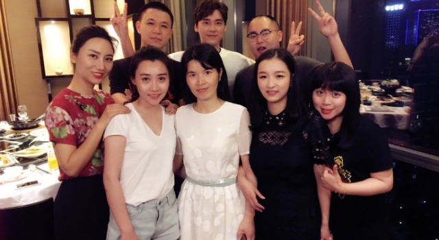 李易峰晒同学聚会照 心情愉悦大摆V手势