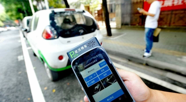 司机停车5分钟3200元 物业工作人员:医药费不是停车费