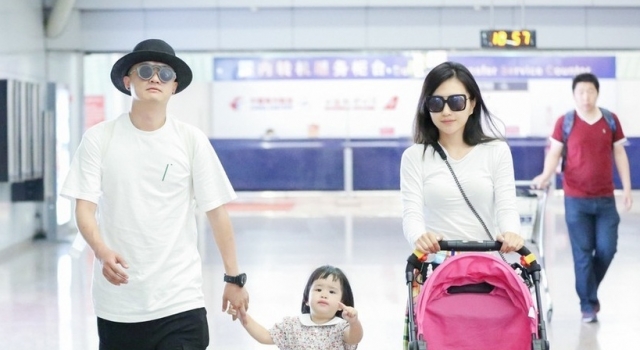 包贝尔女儿见镜头一脸兴奋 “嫌弃”爸爸坚持自己走