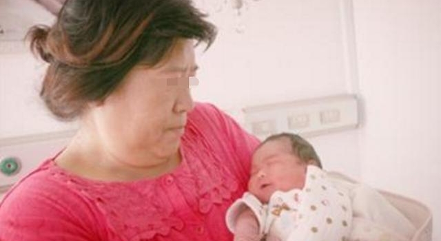52岁大妈顺利产子 儿子和外孙可做同学