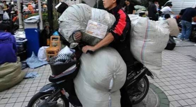快递小哥迟到5分钟被打成尿失禁 因女顾客嫌太热