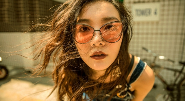 齐溪盛夏街拍大片曝光 大长腿小蛮腰酷帅十足