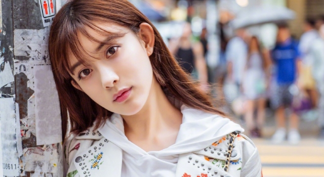 孟子义最新街拍大片 蕾丝长裙尽显少女姿态