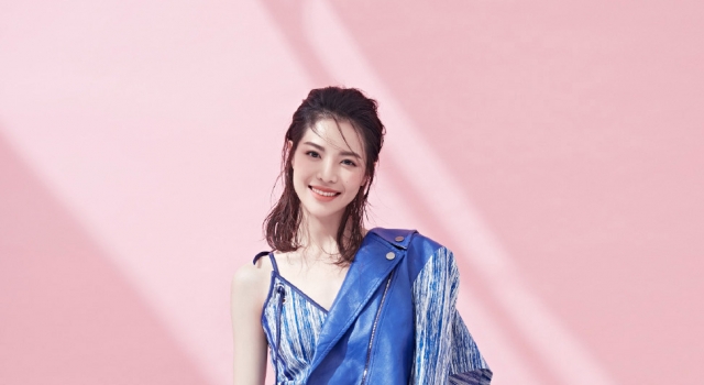 冯女郎钟楚曦写真曝光 蓝色阔腿裤青春靓丽