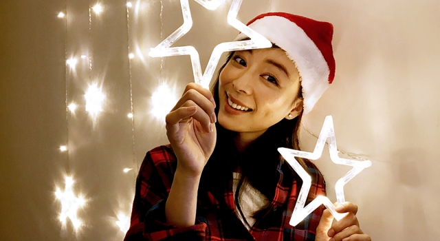 张静初送平安夜祝福 甜美嗓音献唱圣诞之歌
