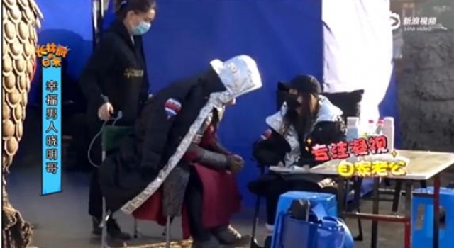 黄晓明炫耀儿子正面照满脸自豪 称儿子有电眼和大鼻子