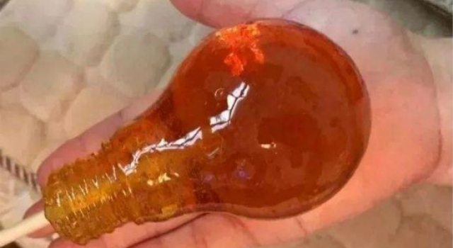 灯泡糖你敢尝试吗? 吃的进去吐不出有窒息危险