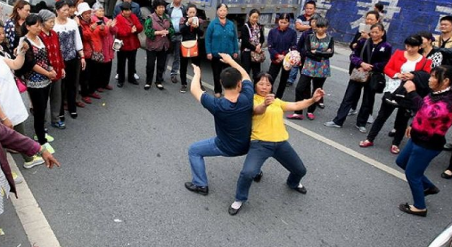 车祸现场疯狂尬舞 现在都这样博眼球上热搜了吗?