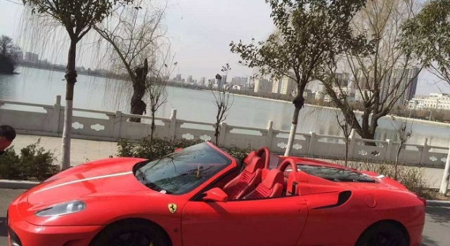 男子偷法拉利不会关敞篷 碰坏了车屁股打算再偷一辆