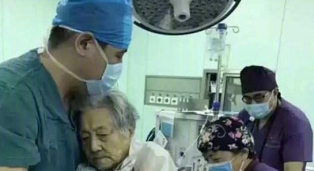 欠中国医生一句道歉 外国的月亮并不比中国圆