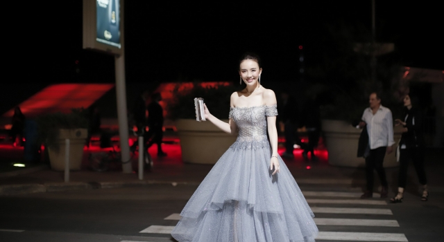 吕佳容戛纳礼服“美人骨”尽显 娇艳女王气场十足