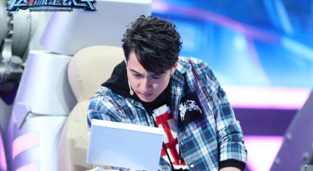 吴尊魔性操机获专业选手认可 “吴白来”终于不白来